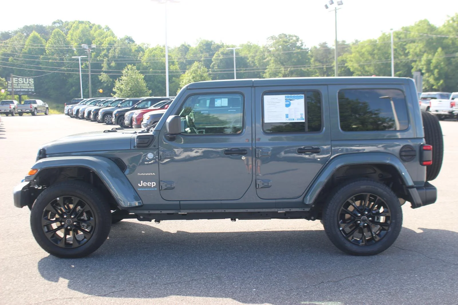Used 2024 Grey Jeep Sahara image 4