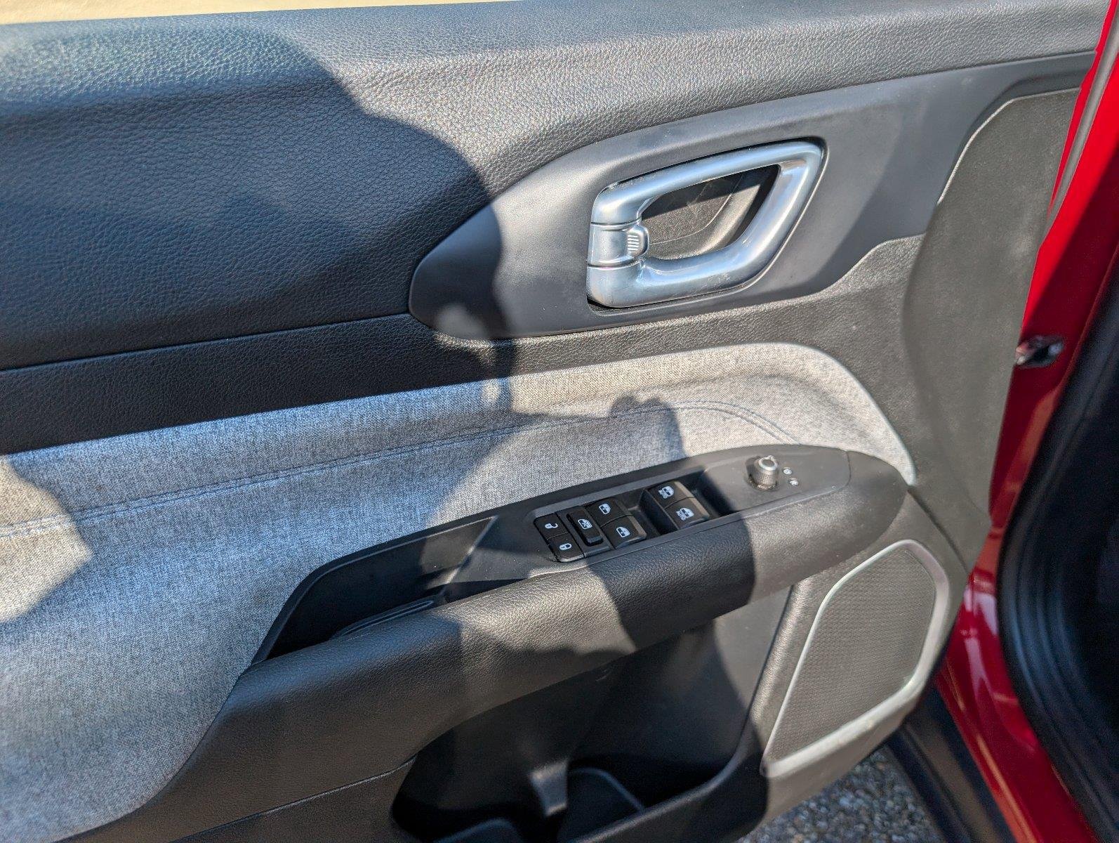 Used 2025 Red Hot Pearlcoat Jeep Latitude image 13