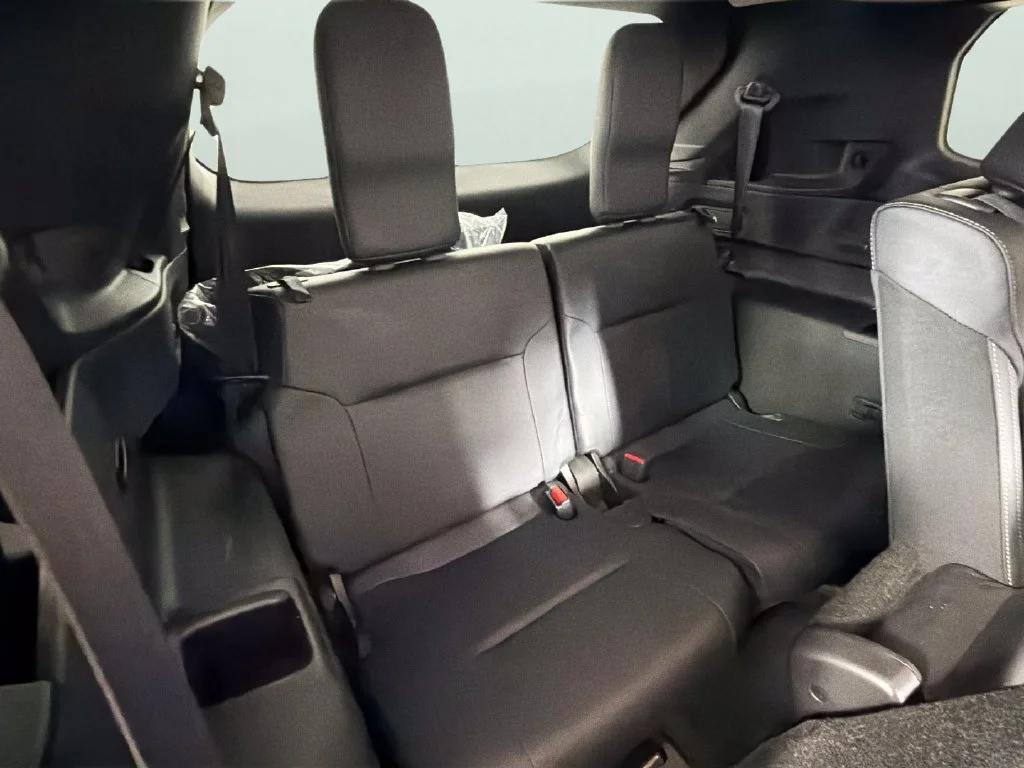 Used 2025  Mitsubishi SE image 32