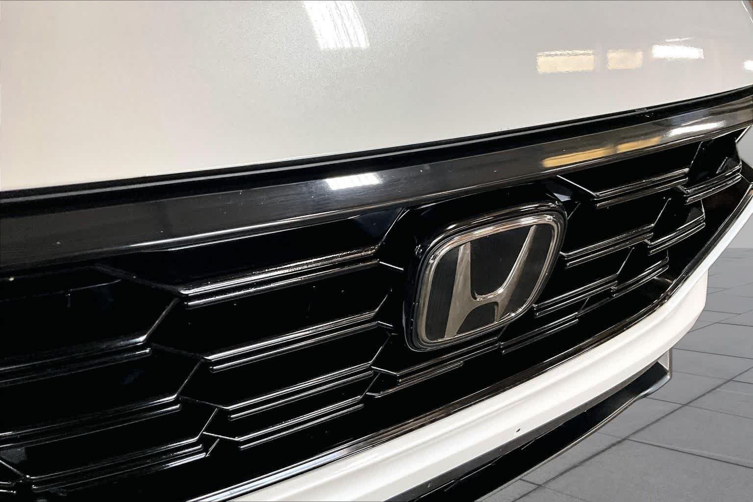 Used 2025 Platinum White Pearl Honda EX image 27