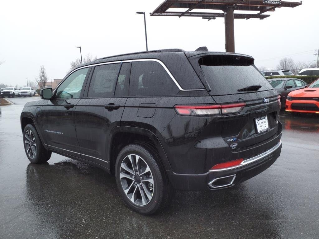 New 2024 Diamond Black Crystal Pearl-Coat Exterior Paint Jeep Overland image 17