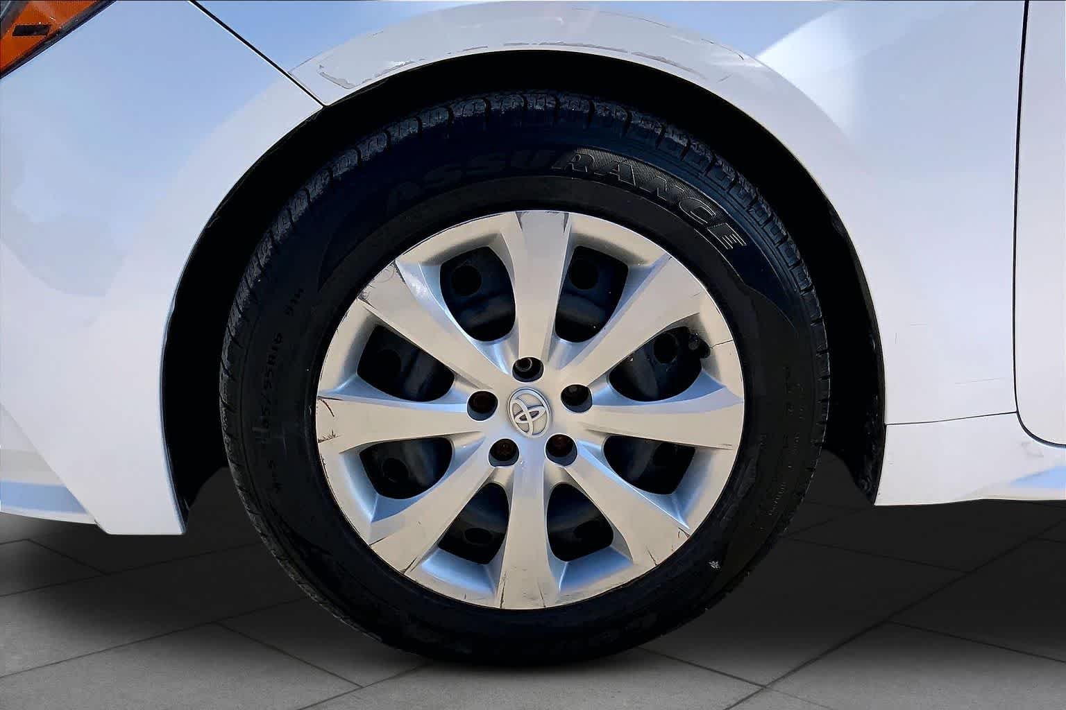 Used 2022 White Toyota LE image 11