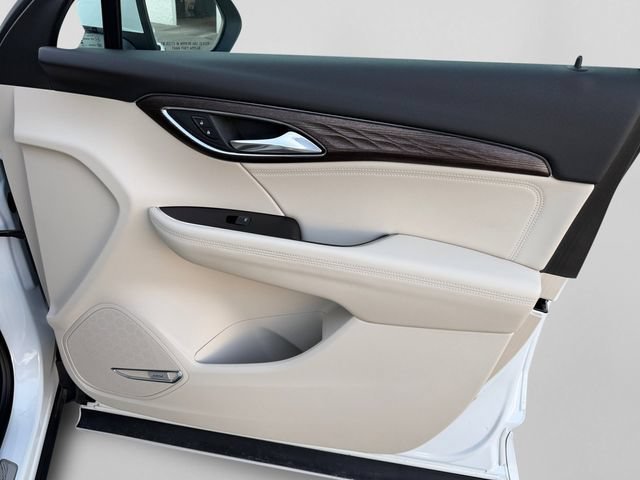 Used 2023 WHITE FROST TRICOAT Buick Avenir image 15