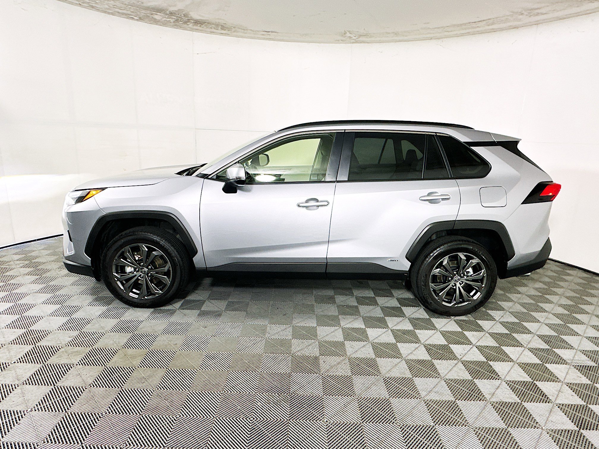 2025 Toyota RAV4 thumbnail 8