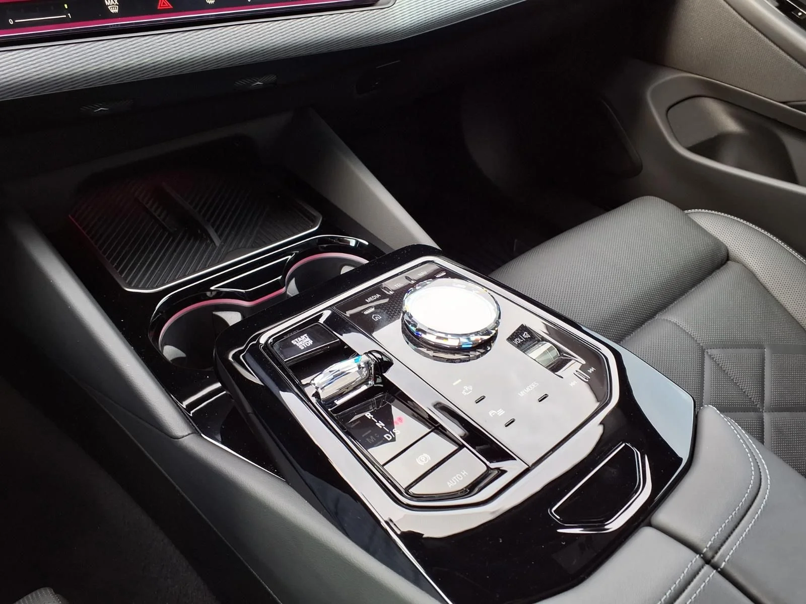 Used 2026 Black BMW 550e xDrive image 25