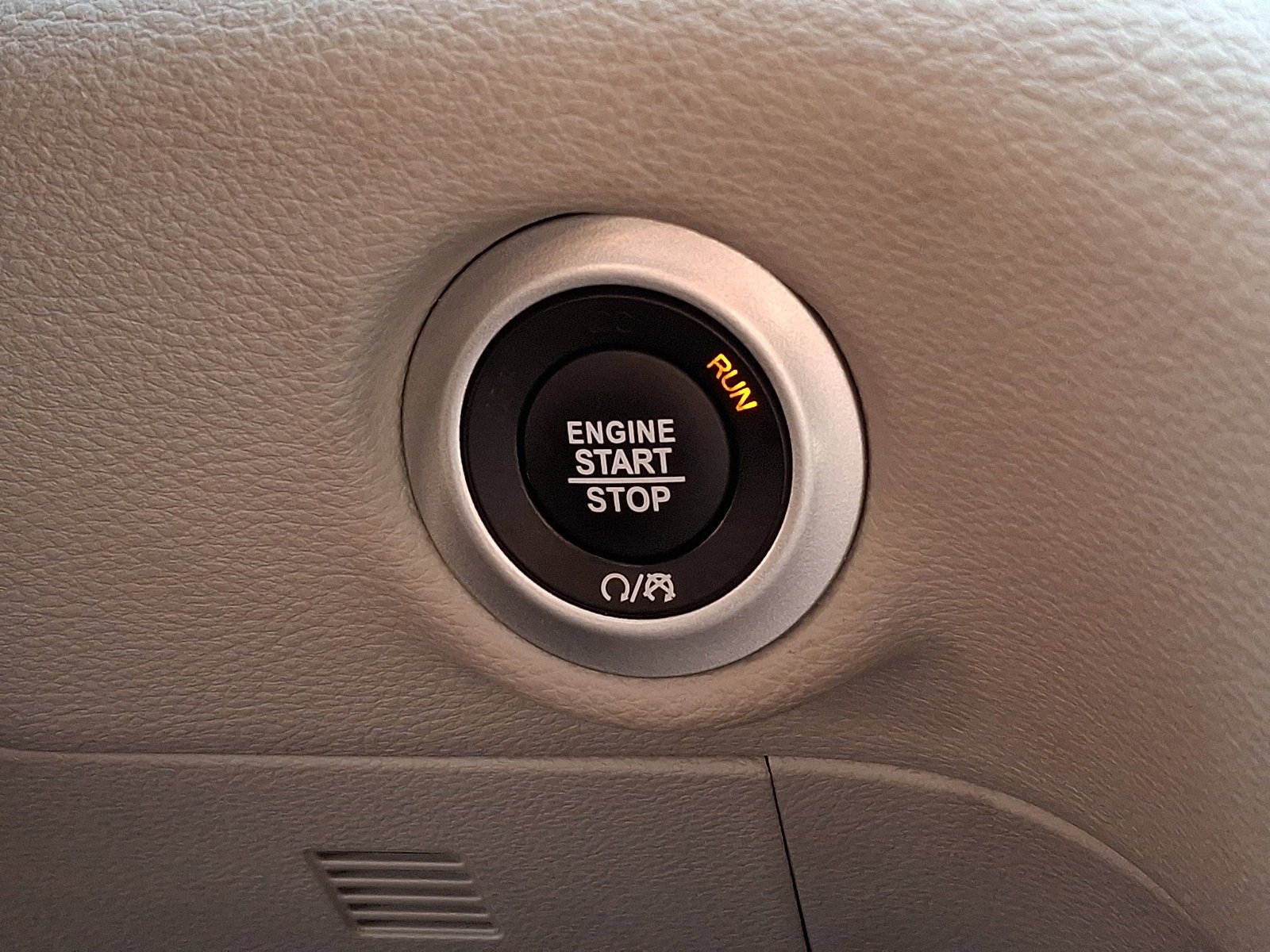 Used 2024 Silver Mist Clearcoat Chrysler Hybrid Select image 23