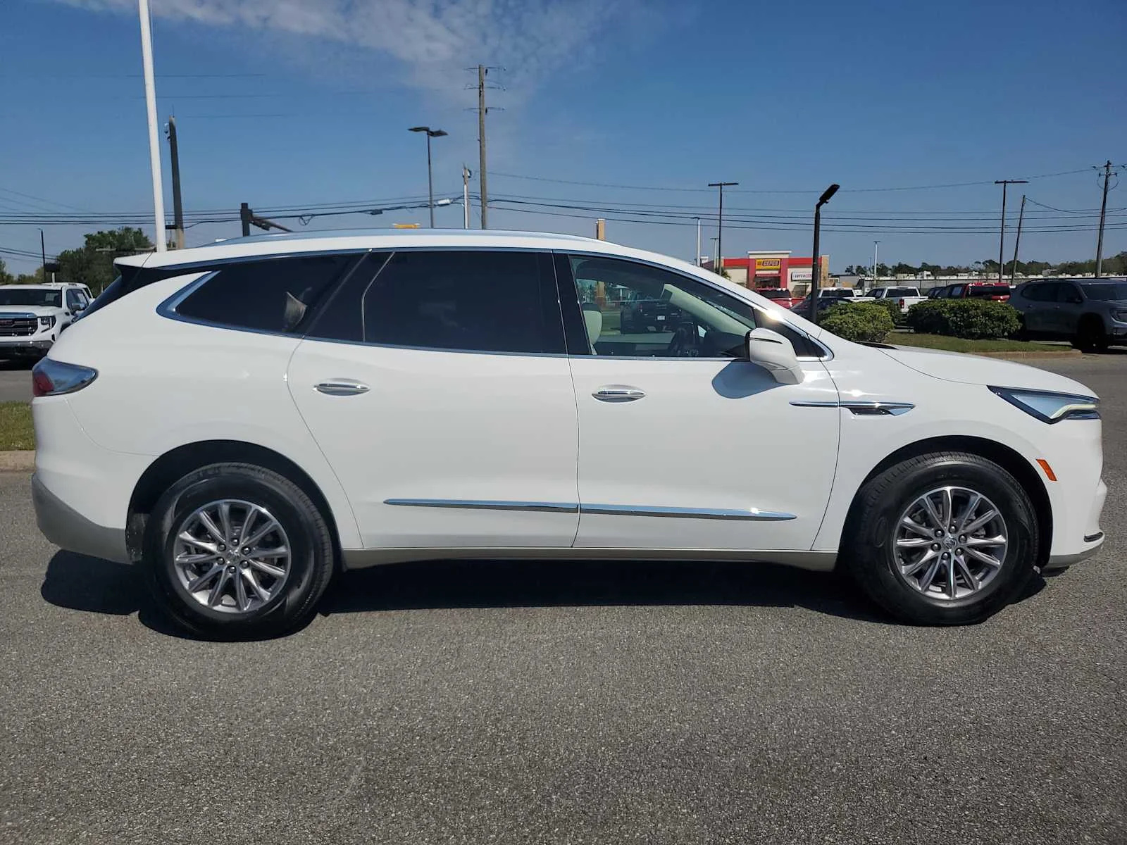 Used 2023 Summit White Buick Essence image 7