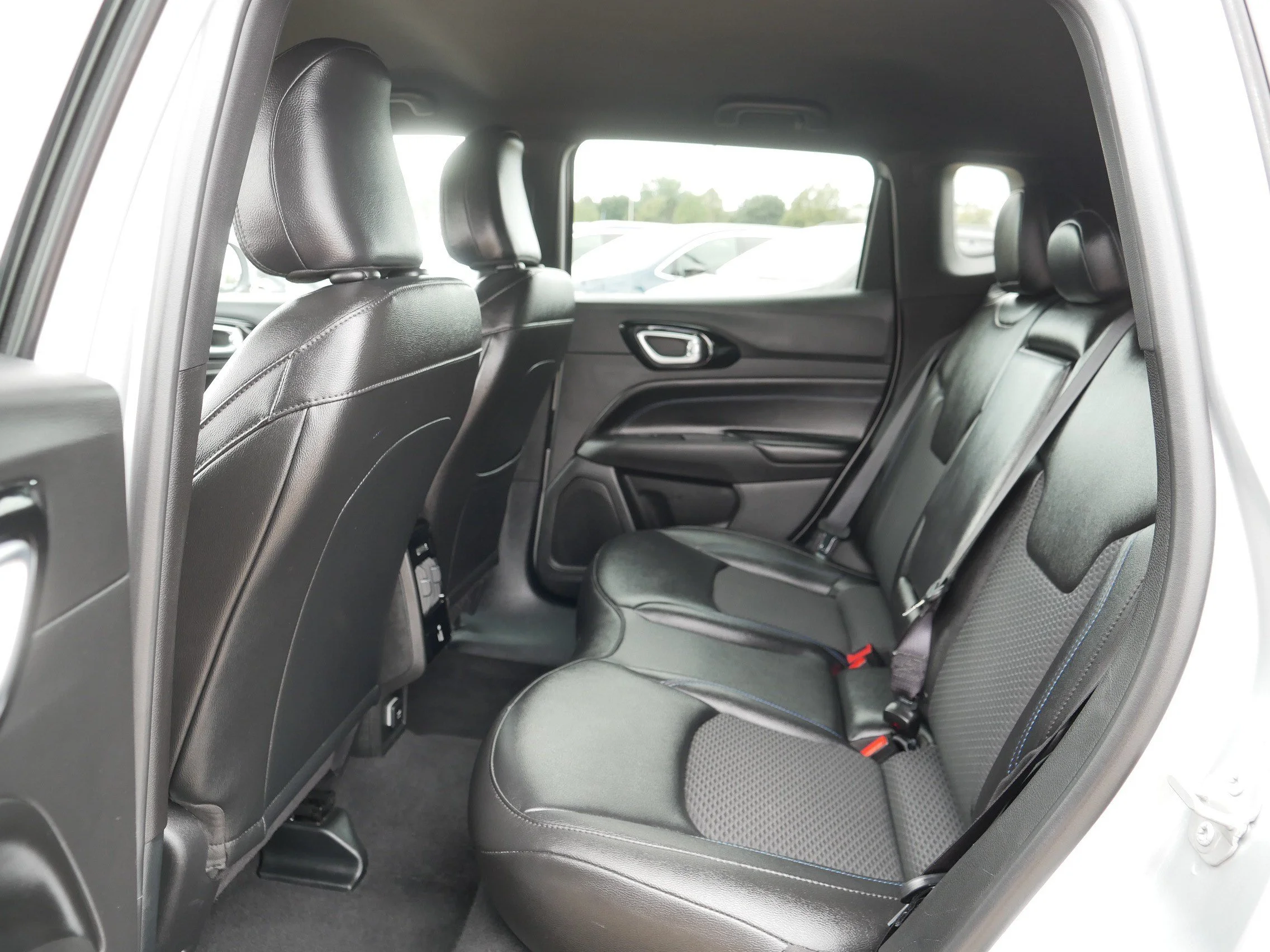 Used 2025 Silver Zynith Metallic Clearcoat Jeep Latitude image 34
