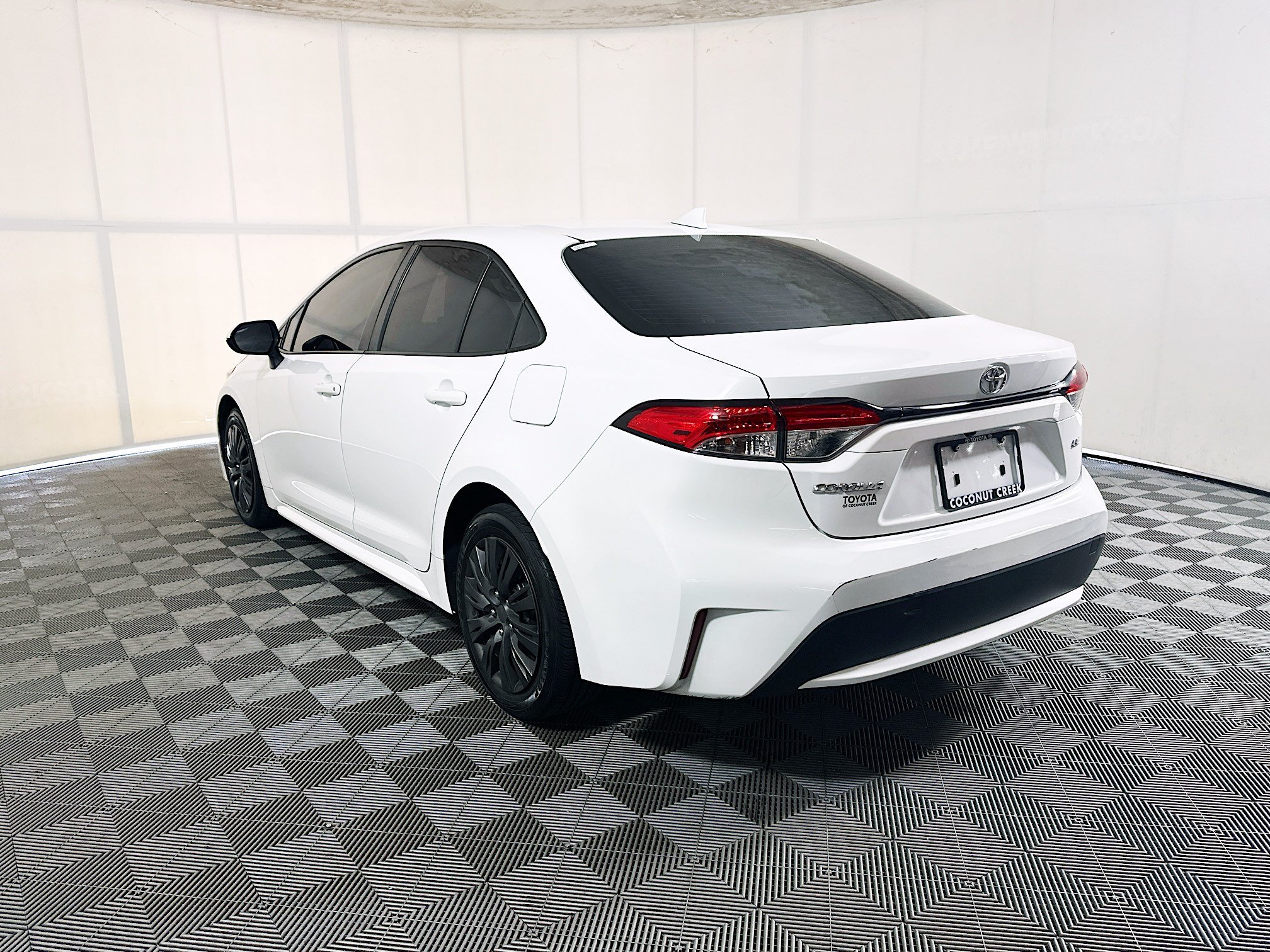 Used 2022 White Toyota LE image 5