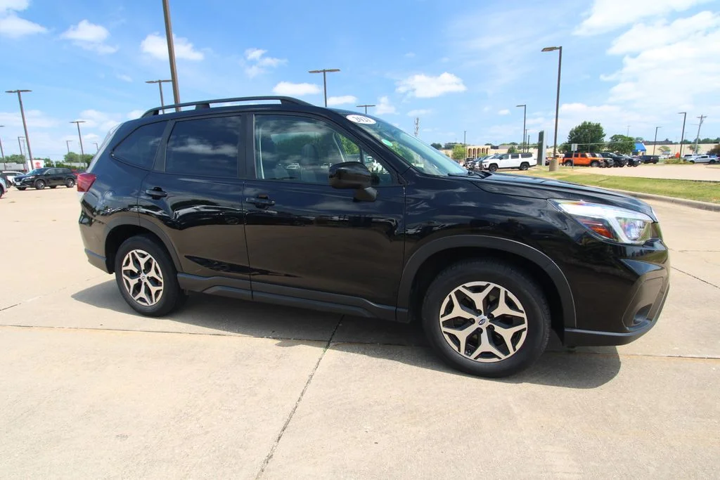 Used 2021  Subaru Premium image 3