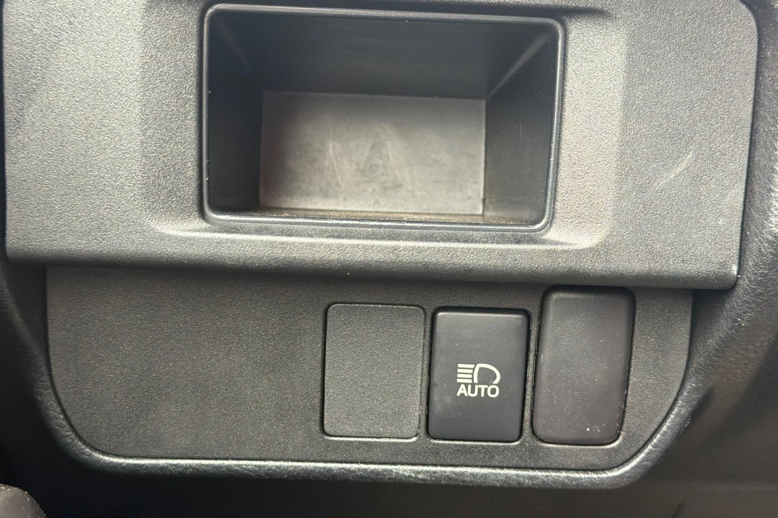 Used 2018 White Toyota SR5 image 33