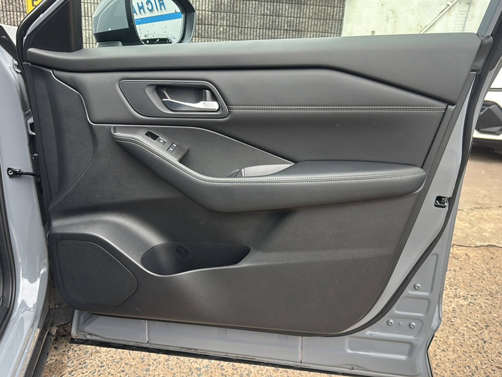 2025 Nissan Rogue SL - Photo 18