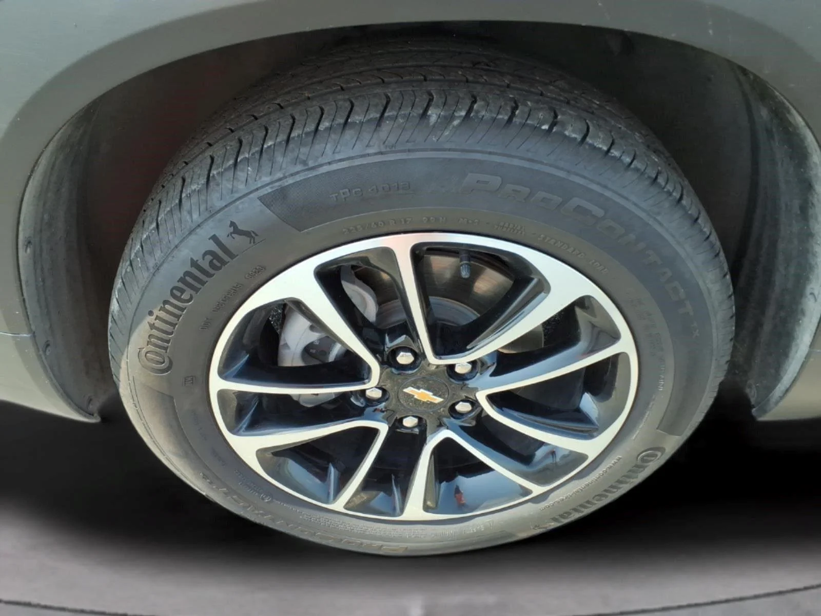 Used 2024 Summit White Chevrolet LT image 9