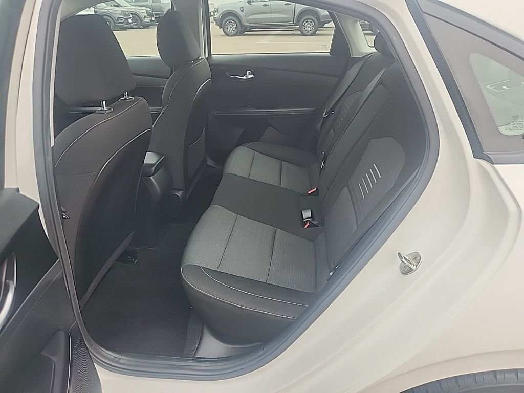 Used 2019 White Kia S image 19