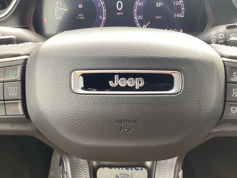 New 2025 Velvet Red Pearl-Coat Exterior Paint Jeep Altitude X image 35