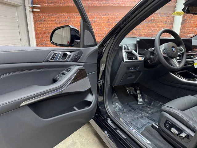 Used 2026 Black BMW xDrive40i image 9
