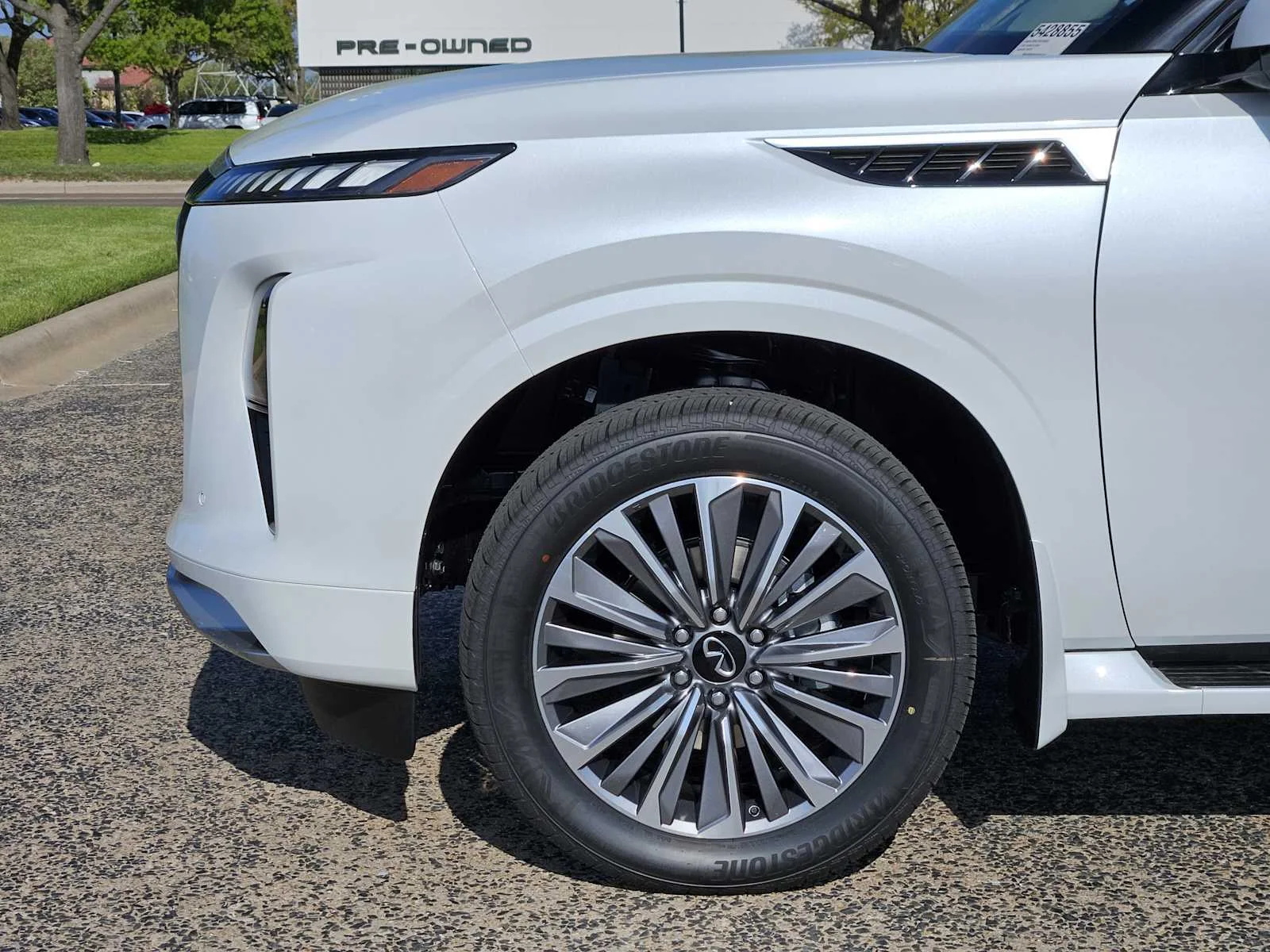 New 2026 RADIANT WHITE INFINITI Luxe 2WD image 5
