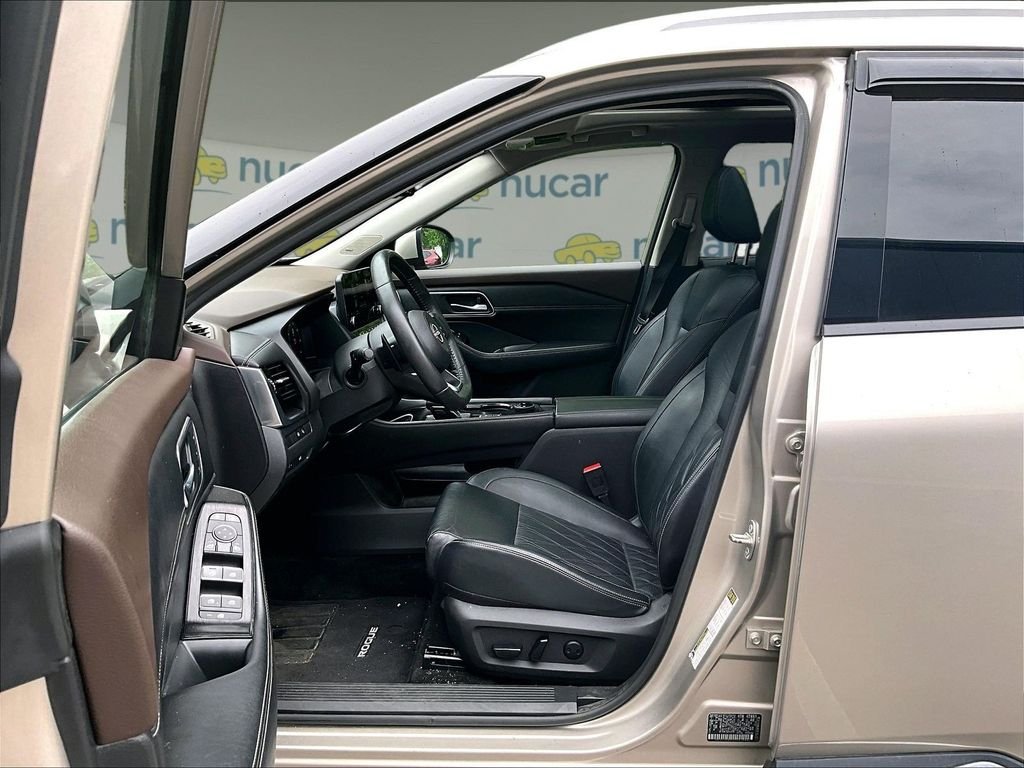 Used 2022 Gold Nissan Platinum image 11