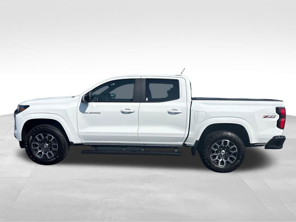 Used 2025 White Chevrolet Z71 image 2