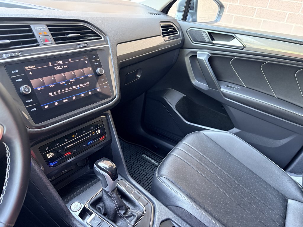Used 2024 Platinum Gray Metallic Volkswagen SE image 21
