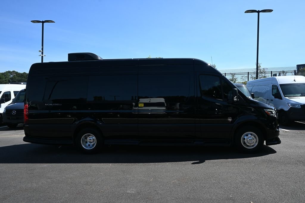Used 2025 Black OG Luxury Coach VCB10OB image 25