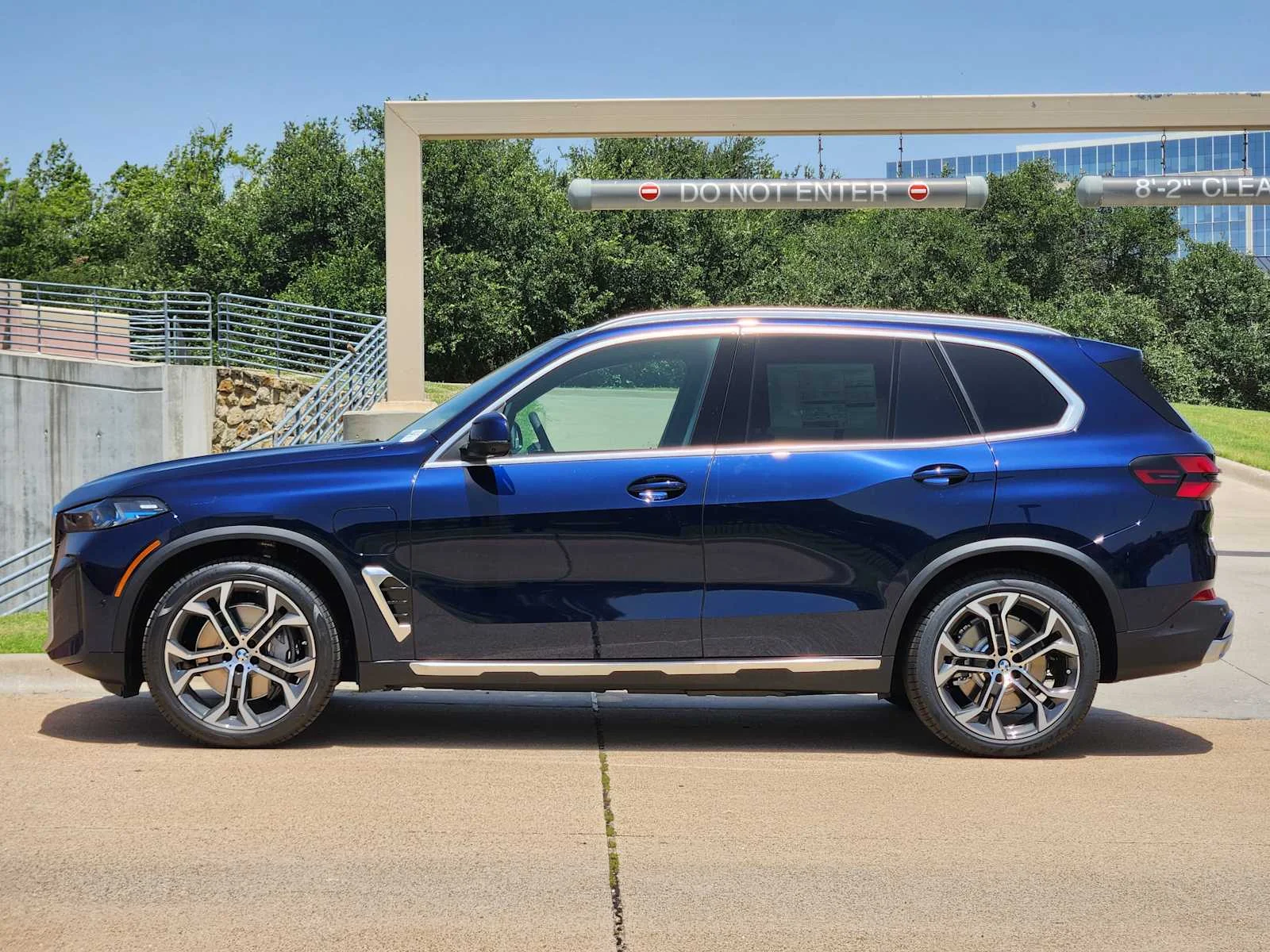 New 2026 Tanzanite Blue II Metallic BMW xDrive50e image 2