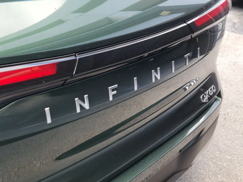 New 2027 DEEP EMERALD INFINITI Luxe FWD image 5