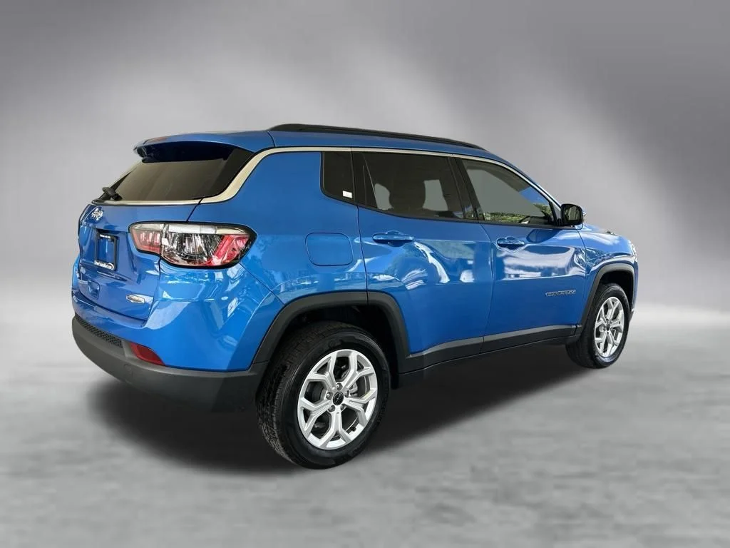 Used 2025 Blue Jeep Latitude image 3