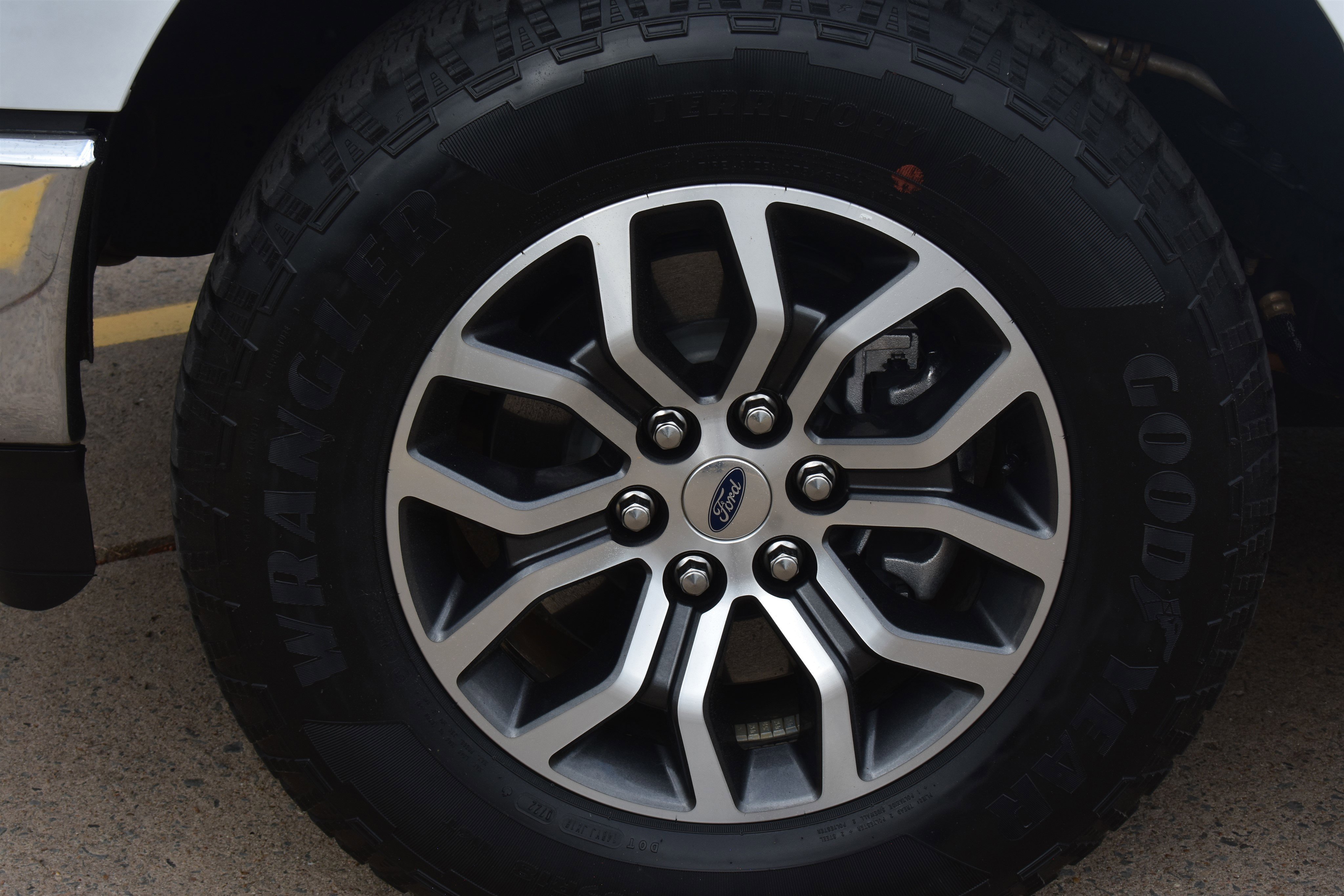 Used 2022  Ford LARIAT image 9