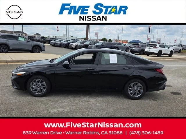 Used 2024 Black Hyundai SEL image 4