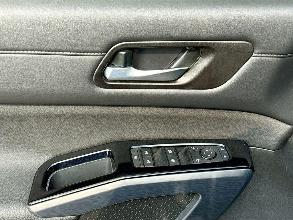 Used 2025 Super Black Nissan SL image 18