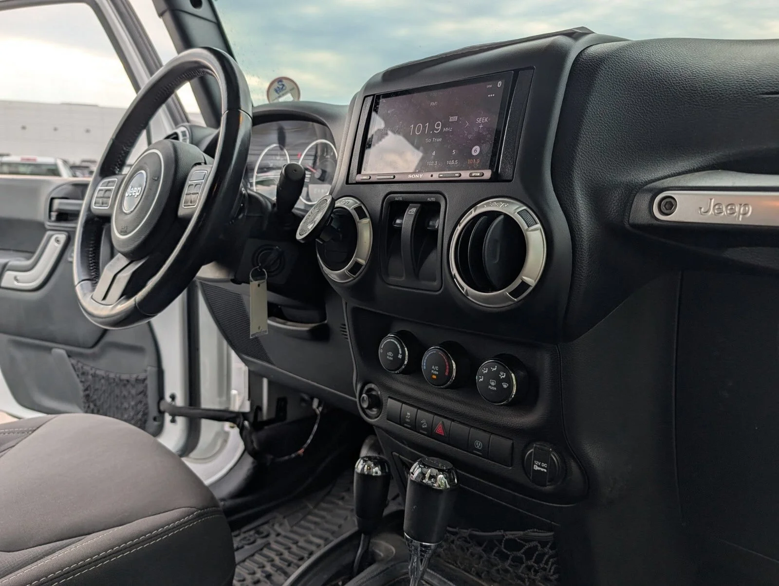 Used 2018 White Jeep Sahara 4x4 image 22