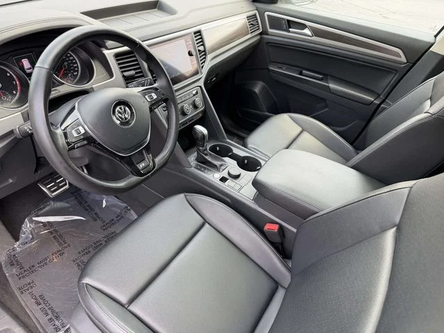 Used 2019 Pure White Volkswagen 3.6L V6 SE image 2