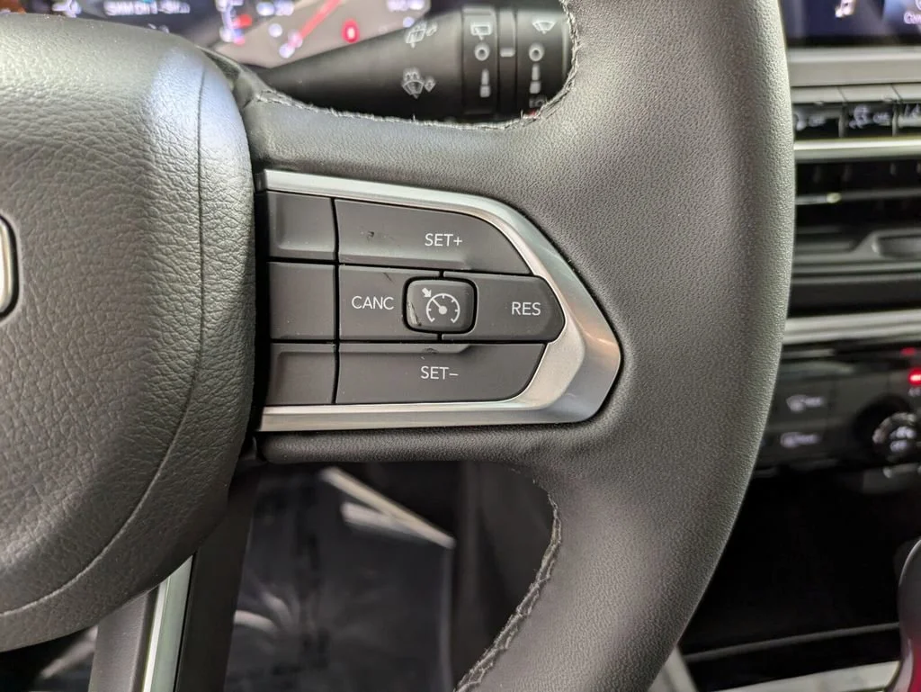 New 2026 Diamond Black Crystal Pearl-Coat Exterior Paint Jeep Latitude Altitude image 19