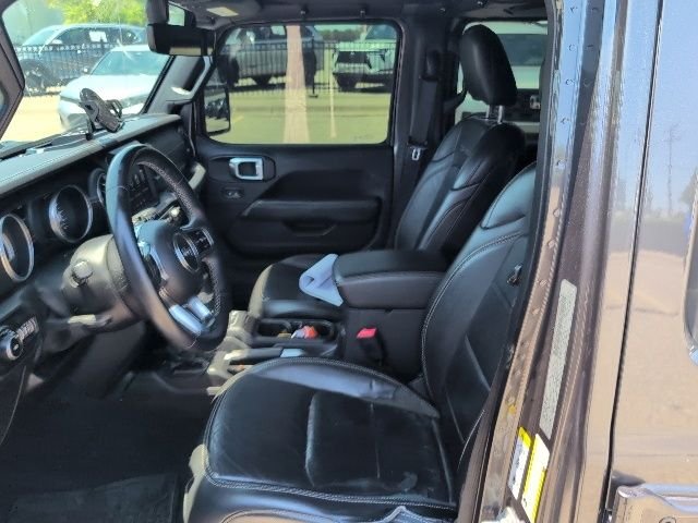 Used 2018 Crystal Metallic Jeep Unlimited Sahara image 4