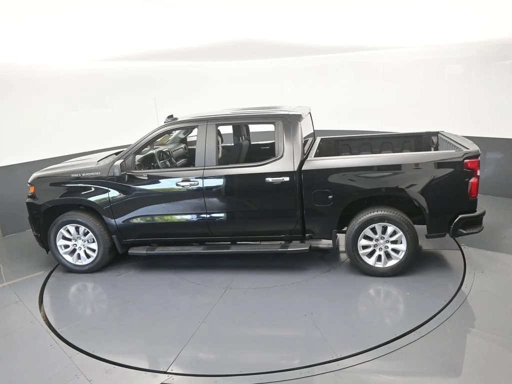 Used 2021 Black Chevrolet Custom image 41