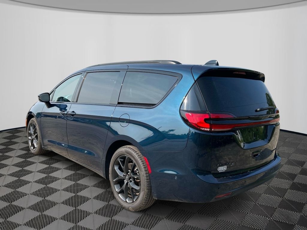 Used 2025 Blue Chrysler Limited image 3