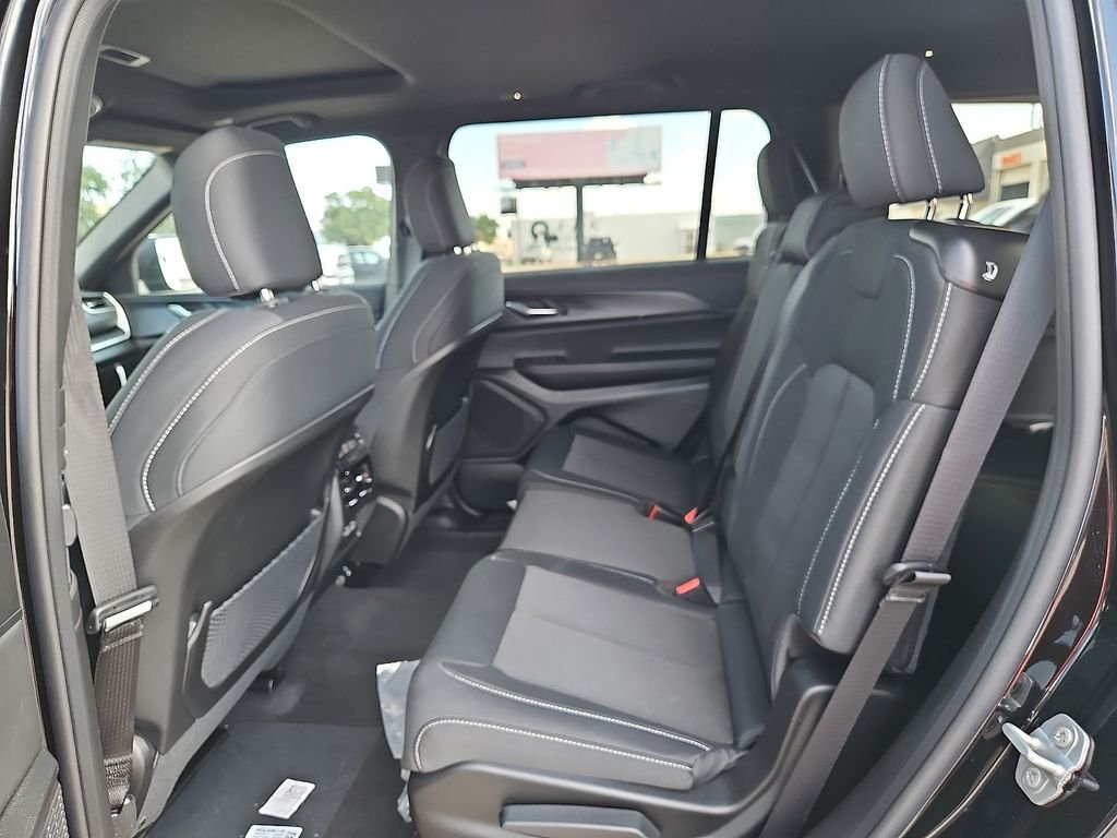 New 2026 Diamond Black Crystal Pearl-Coat Exterior Paint Jeep Laredo image 11