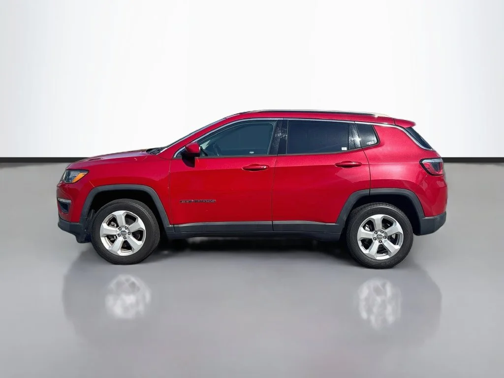 Used 2019 Red Jeep Latitude image 6