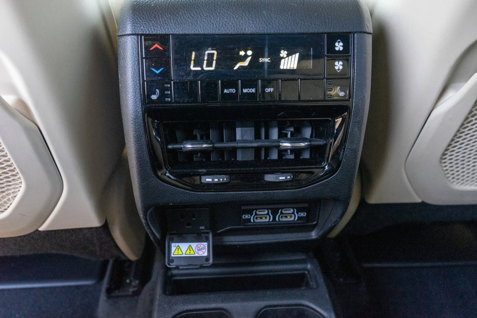 Used 2023 Diamond Black Crystal Pearlcoat Jeep Limited image 32