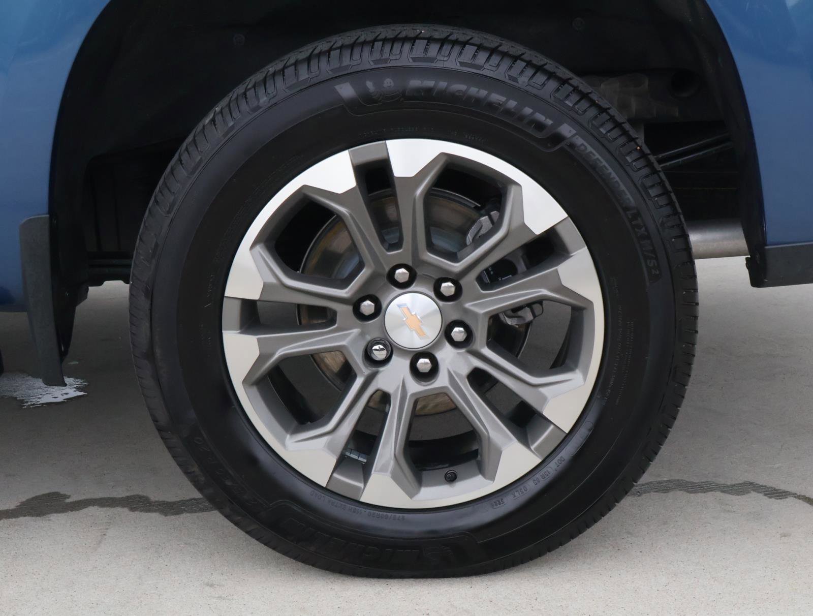 Used 2024 Lakeshore Blue Metallic Chevrolet High Country image 9