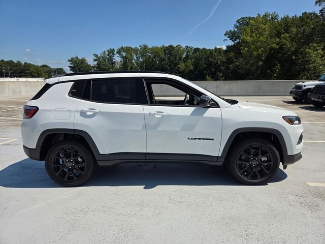 New 2026 Bright White Clear-Coat Exterior Paint Jeep Latitude image 10