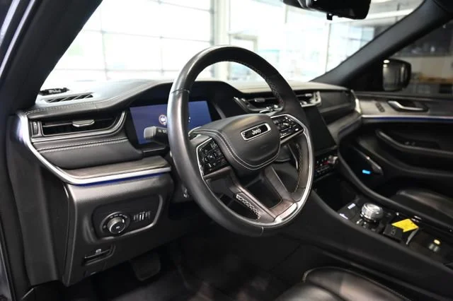 Used 2021  Jeep Overland image 23