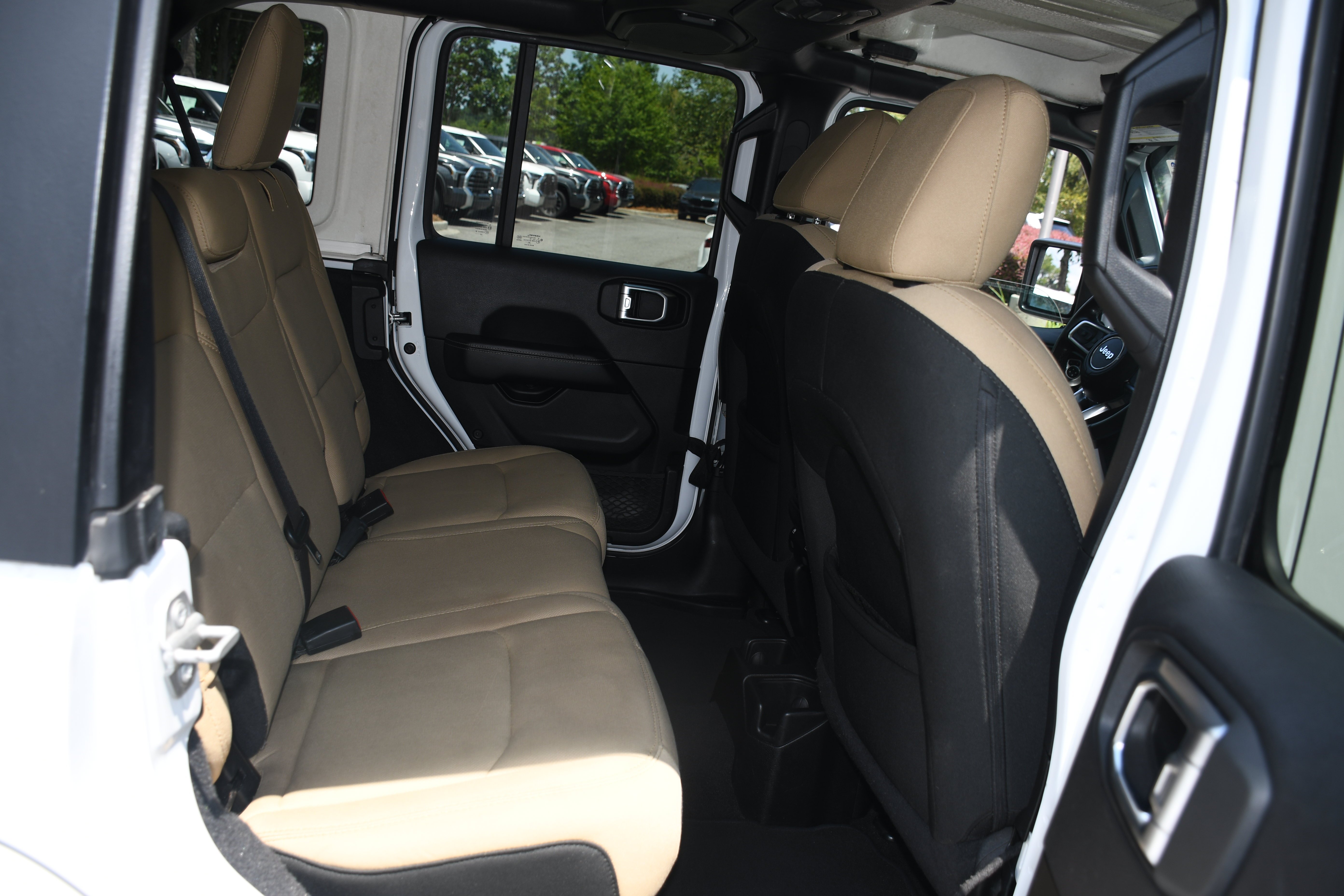 Used 2021 White Jeep Unlimited Sahara image 17