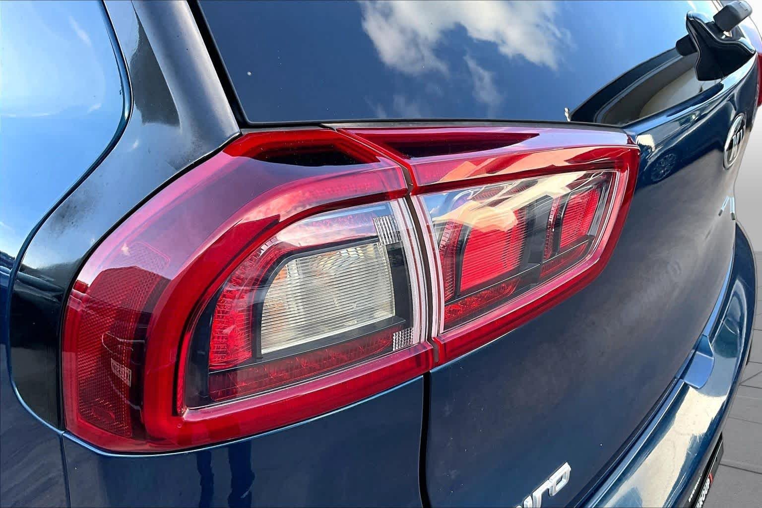 Used 2019 Deep Cerulean Kia LX image 27