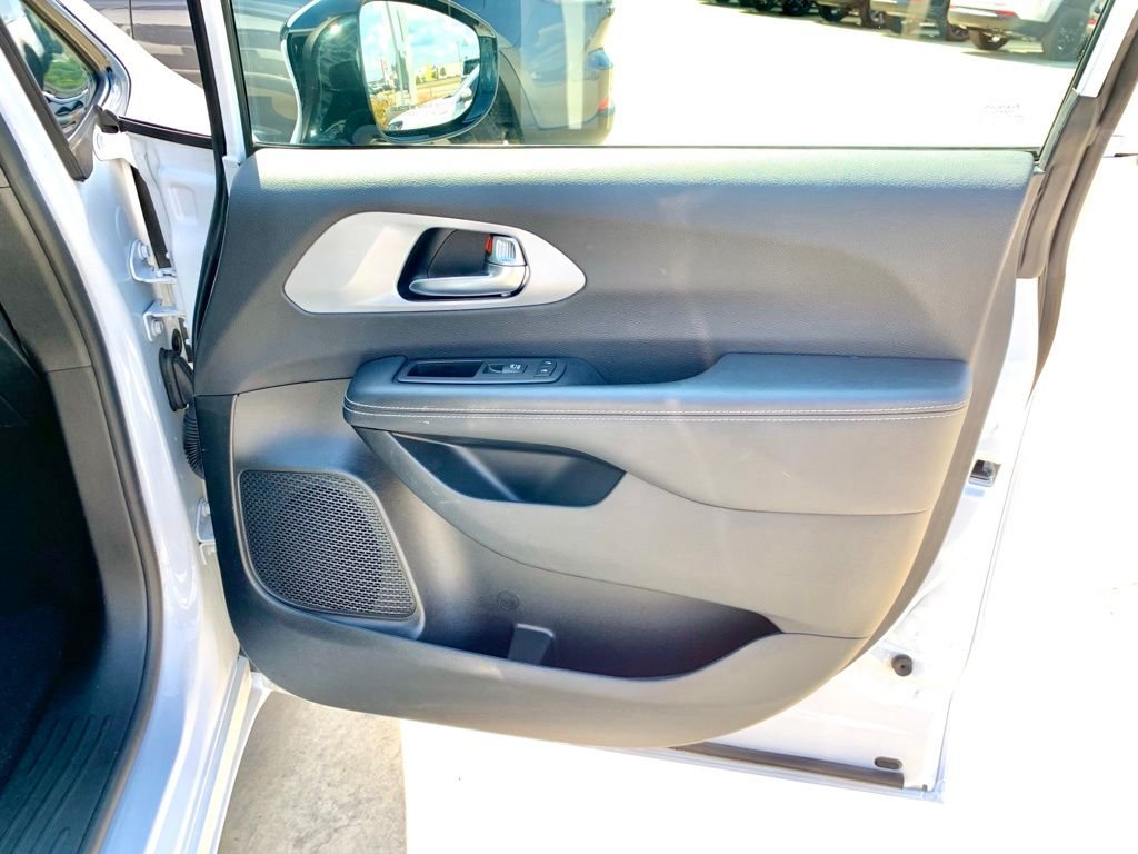 Used 2025 White Chrysler Limited image 30