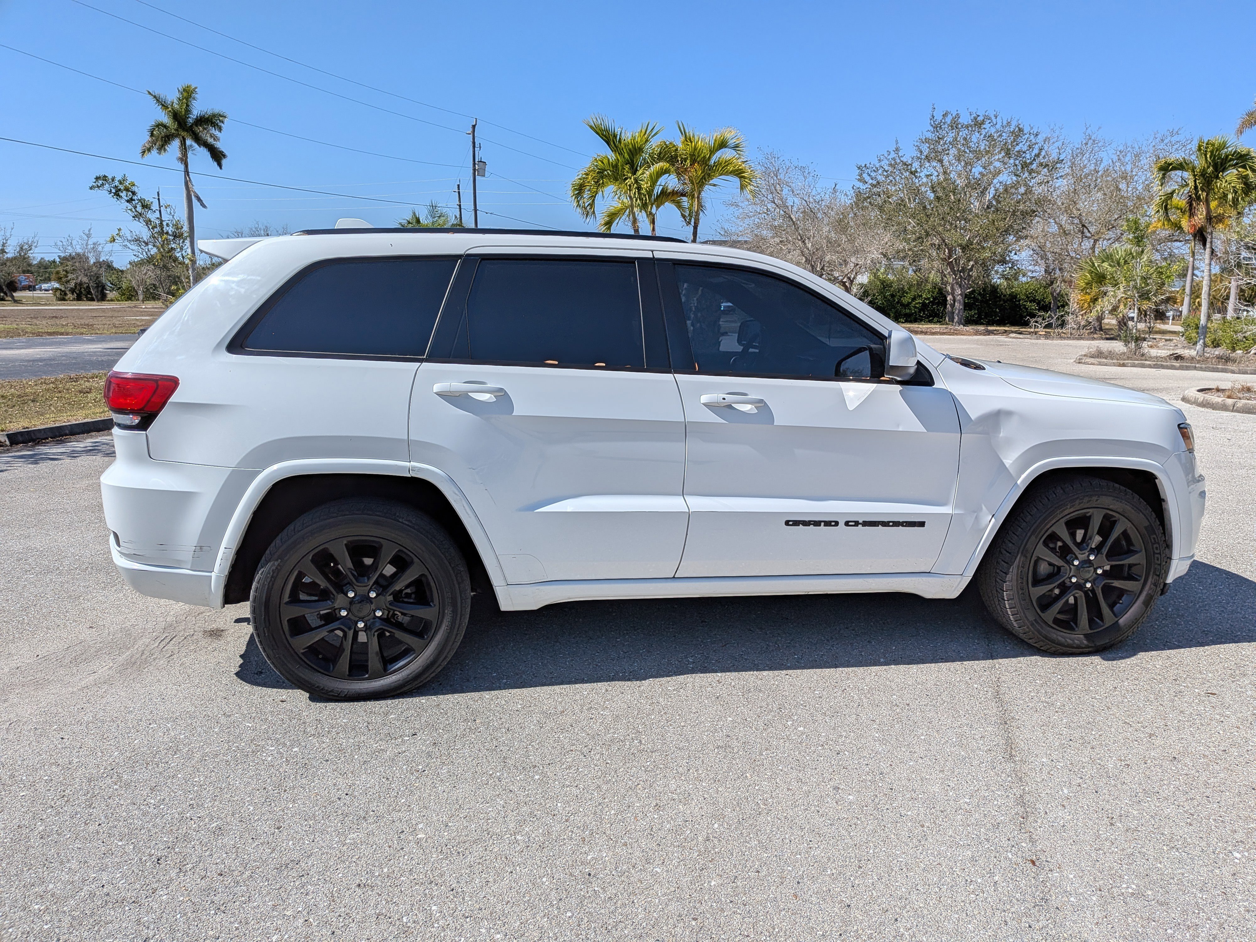 Used 2018 Bright White Clearcoat Jeep Altitude image 3