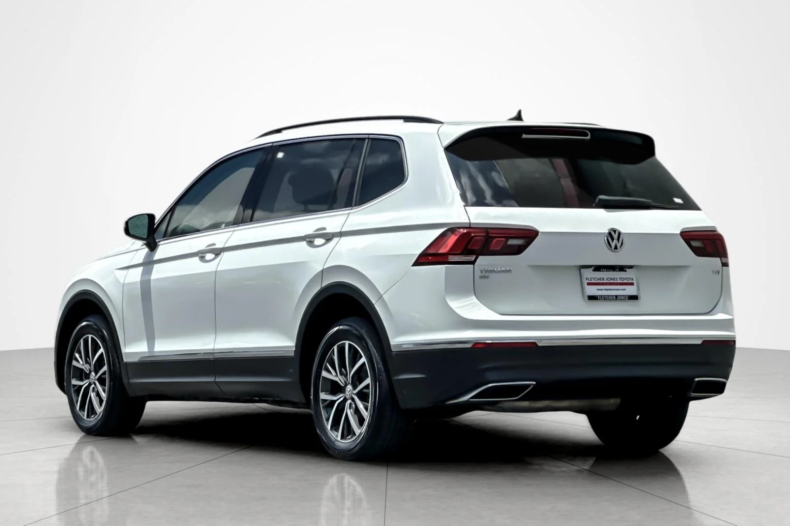 Used 2018 WHITE Volkswagen SEL image 3