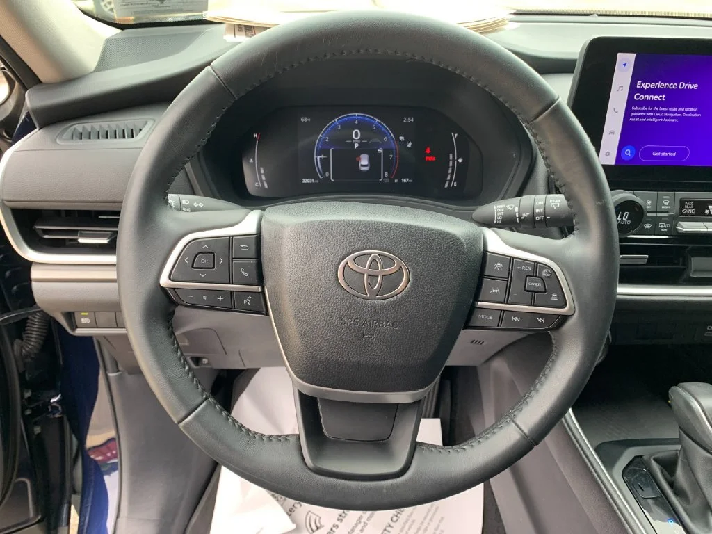 Used 2025  Toyota XLE image 27