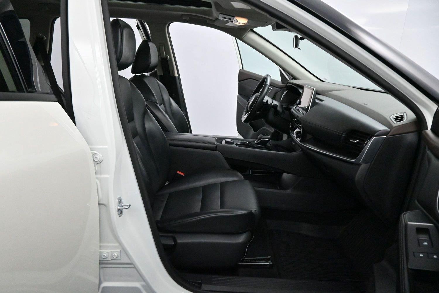 Used 2021 Pearl White Tricoat Nissan SV image 30